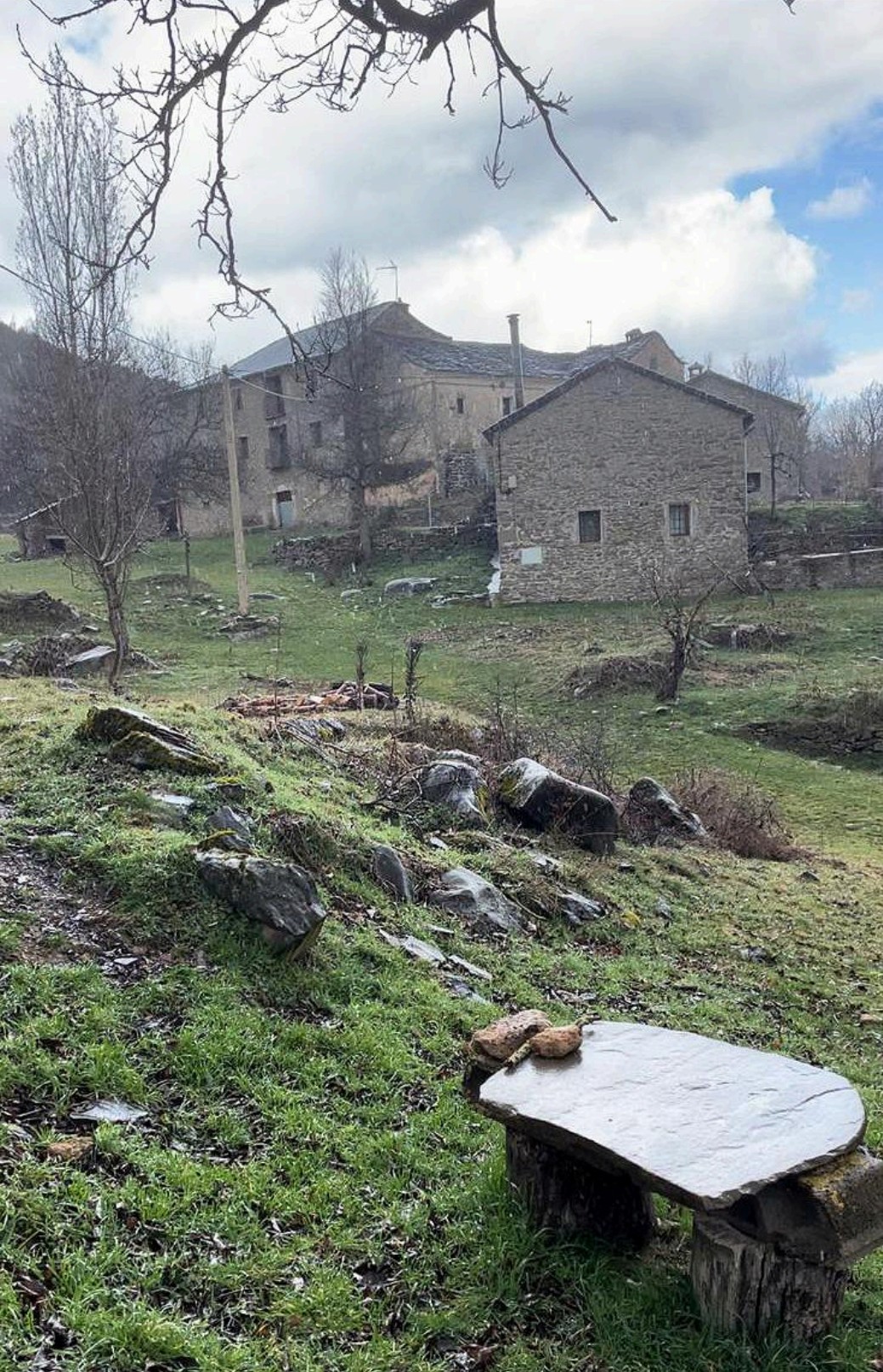 Os sonidos d’o lugar u lo baile d’a plevia estricallando lo silencio  en As Billostas