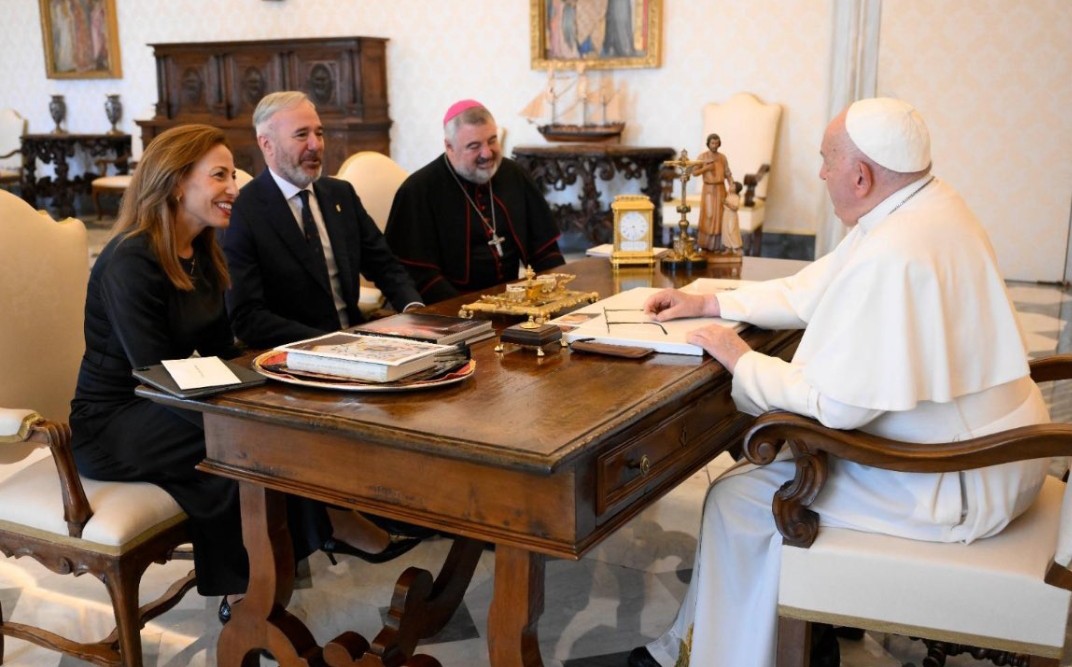 Jorge Azcón y Natalia Chueca fan vesita a lo Papa Francisco